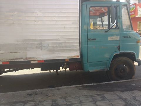 Caminhão 608 baú 