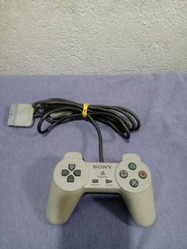 Controle original do PS1 funcionando. tem marcas de uso 
