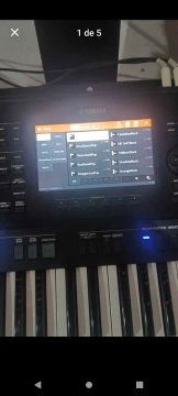 Teclado Yamaha com vários estilos musicais