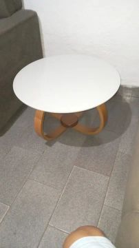 Mesa de centro redonda branca com base em madeira