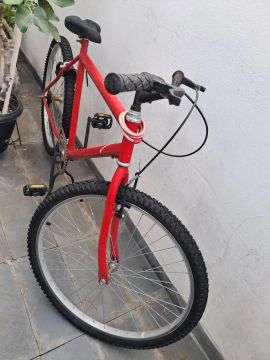 Bicicleta vermelha aro 26