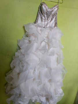 Vestido de noiva branco com detalhes em pedras dourado