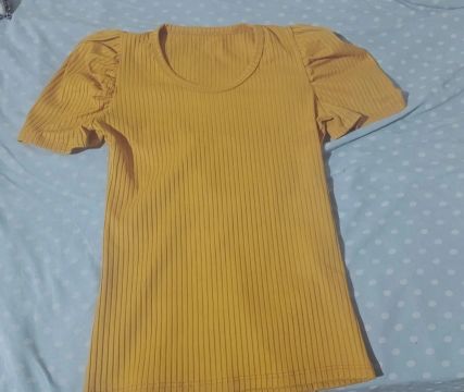 Blusa de manga bufante amarela