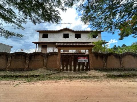 Casa com 10 quartos, 9 banheiros e 3 lojas independentes em Miguel Pereira - RJ
