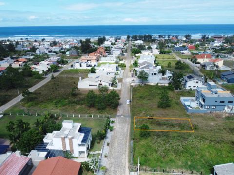 Terreno a poucos metros do mar pronto para construção