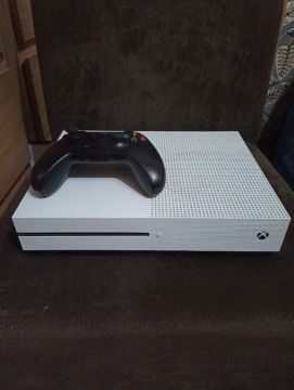 Xbox One S  1Tb + 3 jogos fisicos