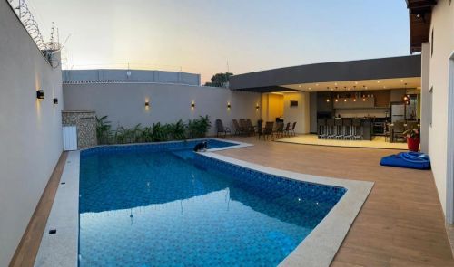 Linda casa Espaço Gourmet e piscina aquecida.