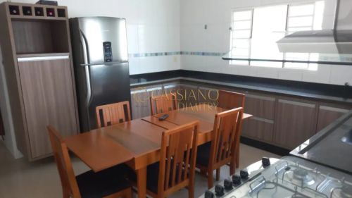 Sobrado mobiliado para locação de 255m² | 03 dormitórios, sendo 01 suíte e 02 vagas de gar