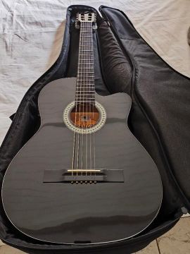 Violão eletroacústico preto de aço