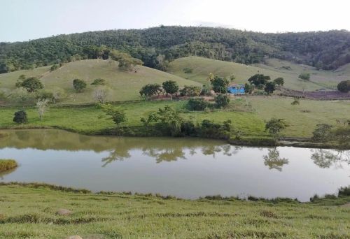 Linda propriedade com lago e vista espetacular! Fazenda