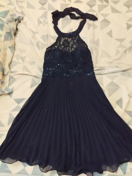 Vestido de festa azul com renda e paetês