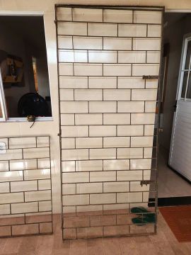Portão de ferro com grade para segurança
