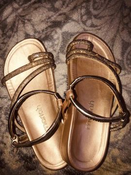 Sandálias Douradas com Strass
