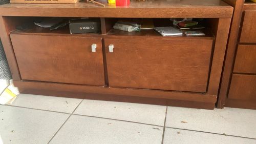 Rack e estante de madeira com duas portas