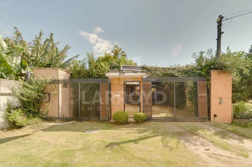 CASA MISTA NO BAIRRO OFICINAS