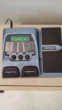 Pedaleira para contrabaixo marca Digitech BP200. 