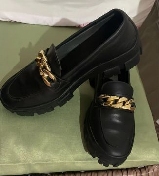 Sapato Feminino Preto com Detalhe em Corrente Dourada