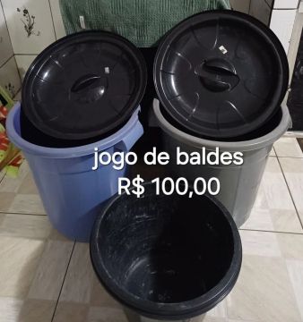 Jogo de Baldes com Tampa - R$ 100,00