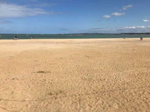 EXCELENTE NEGÓCIO! OPORTUNIDADE! Pousada em Meaípe, Guarapari! Ótima localização, a 150m d