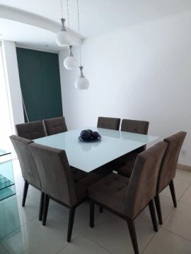 Mesa de jantar em madeira com vidro.