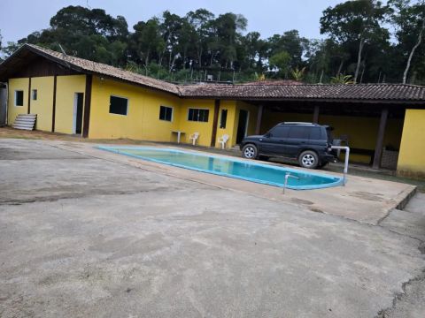 Casa com piscina em Juquitiba