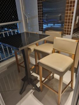  3 Banquetas Altas Bege e 1 mesa Bistrô