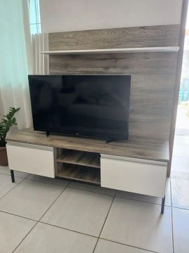 Rack para TV com duas gavetas e Painel em Madeira