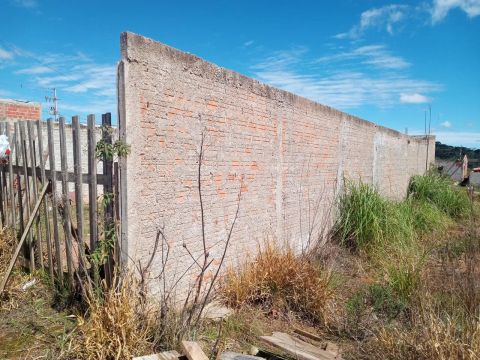 Casa com muro alto e terreno espaçoso