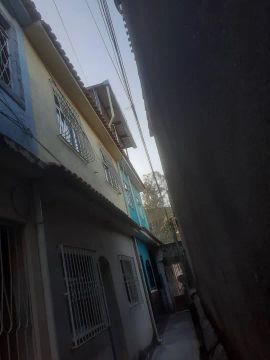 Casa com 2 pavimentos cômodos grandes . Aceitamos troca em carro o restante em dinheiro 