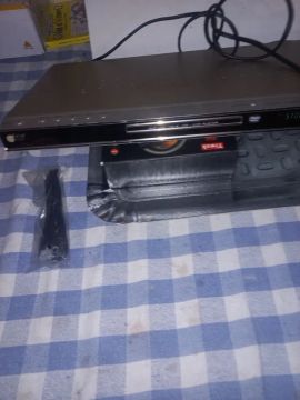 Aparelho de DVD LG com controle + pilhas + cabo áudio e vídeo + 25 filmes variados de DVD