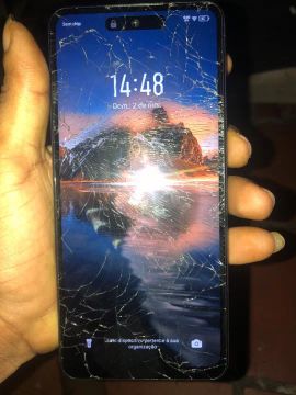 Infinix com tela quebrada