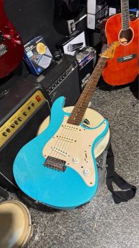 Guitarra Yamaha EG303