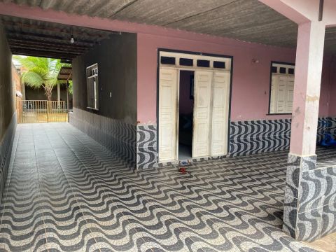 Casa com varanda área de serviço 