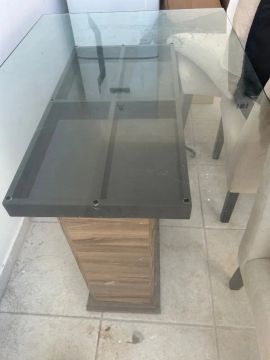 Mesa de jantar com tampo de vidro.