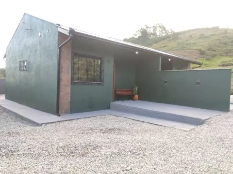 Terreno C/ 2 mil mts, C/ 4 Casas Individuais + 1.200 mts de terreno p/ construir.