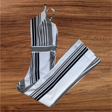 Macacão listrado branco e preto