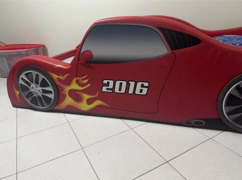 Cama carros estofada impecável de nova