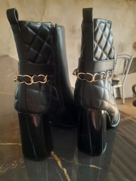 Botas de cano curto pretas com detalhes em dourado