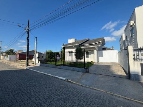 Casa mobiliada com 3 dormitórios em Tijucas