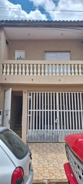 Casa linda à venda no centro de Guareí com 3 quartos.