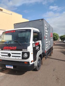 Caminhão VW delivery 5.140 e um Ford Cargo 815e