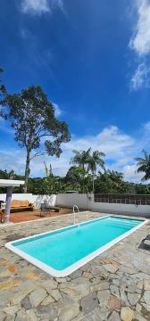 Casa com piscina rua pública sem saída