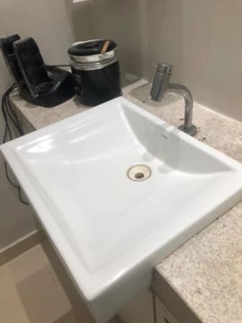 Pia com projetado