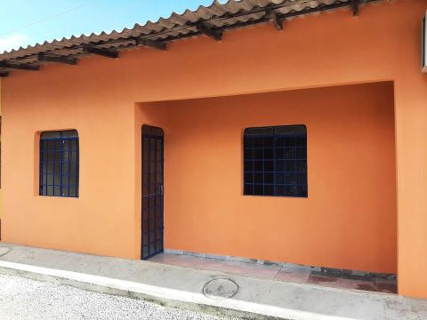 ALUGA-SE UM APARTAMENTO!