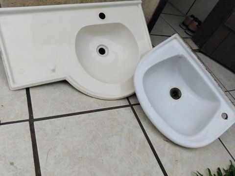 Duas cubas de banheiro usadas
