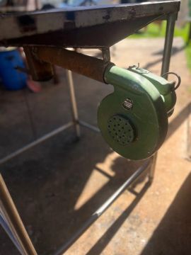 Forja a carvão com soprador elétrico 