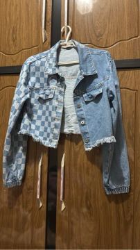 Jaqueta , vestido e moletom 50,00 cada