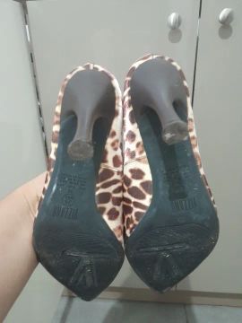 Sapatos de salto alto com estampa de onça