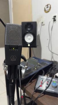 Microfone AKG C414 B-XLS na maleta Leia o anúncio