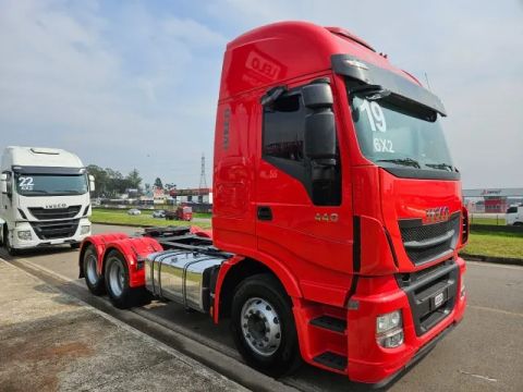Iveco Hiway 440 6x2 Ano 19 Teto Alto Automático cama grandeMaleiro Pneu dianteiro michelin